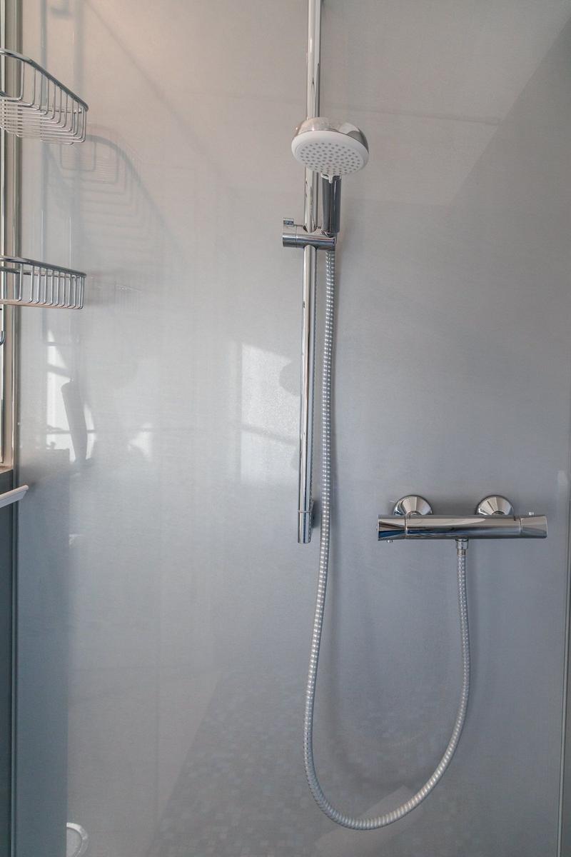 Dusche mit Duschbrause und Handbrause auf Stange
