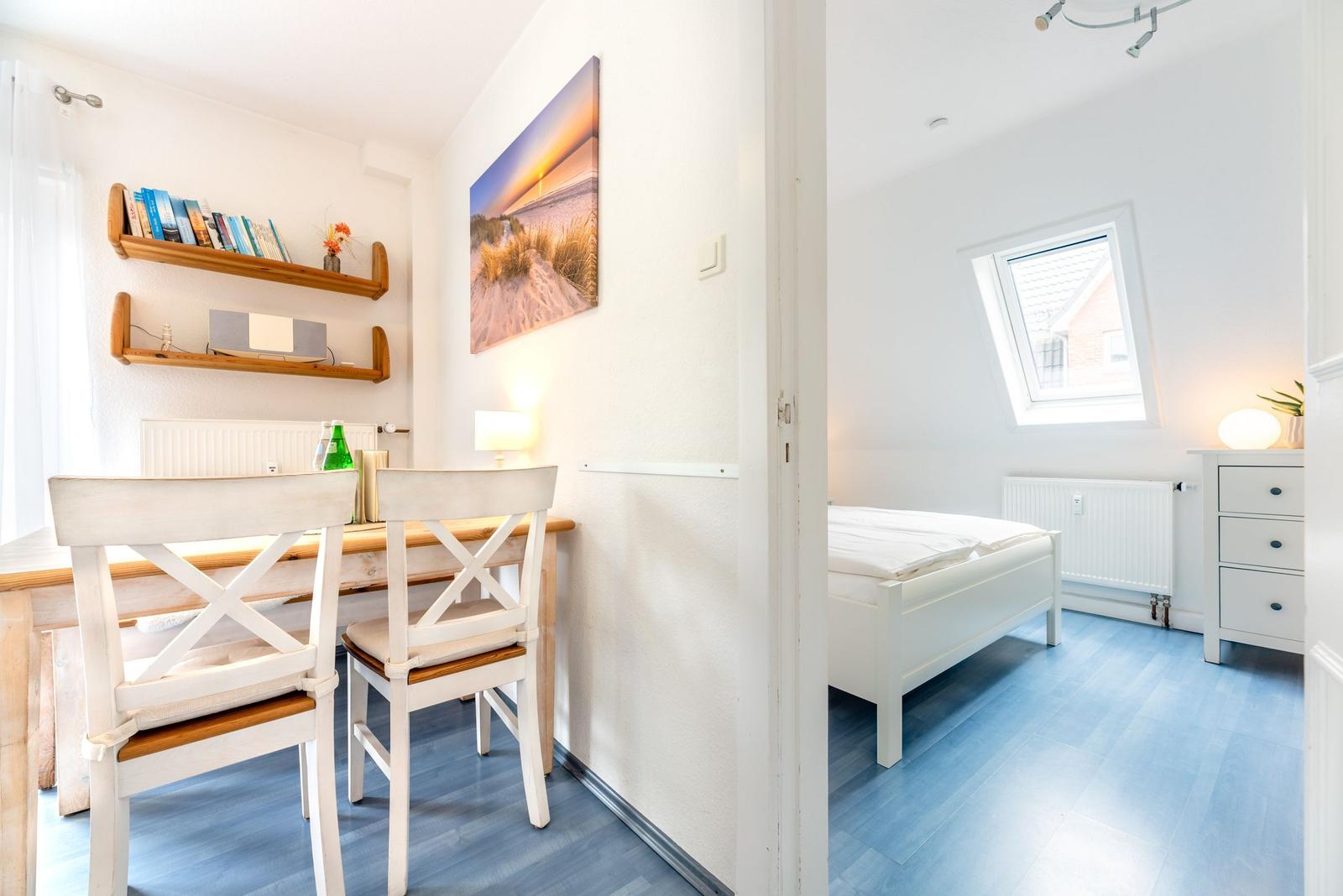 Schlafzimmer mit Dachfenster und Schlafzimmer mit Schreibtisch und Bücherregal.