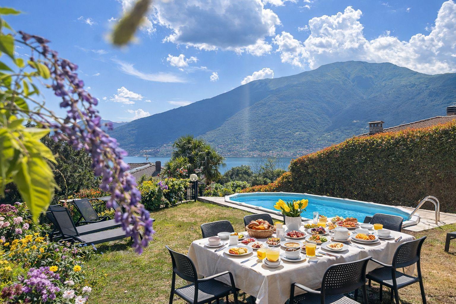 sonniger großer Garten mit Pool