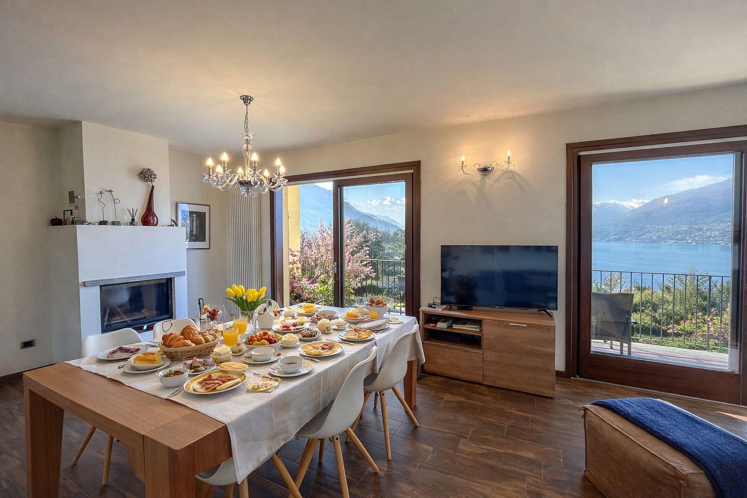 großes helles modernes Wohnzimmer mit Kamin und Fernseher