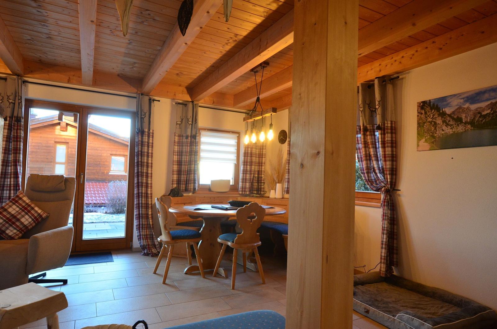 Blick in den offenen Wohnraum