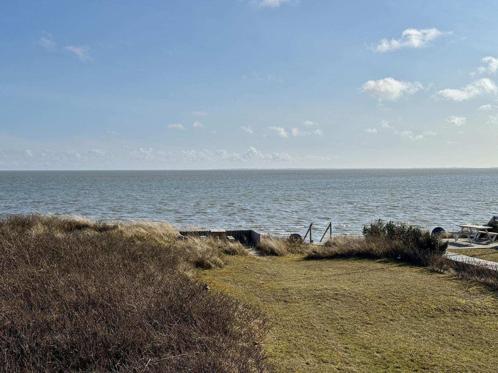 Meeresblick mit Strandbereich und Picknicktisch