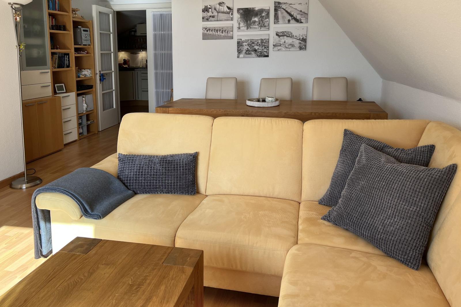 Wohnzimmer mit Sofa