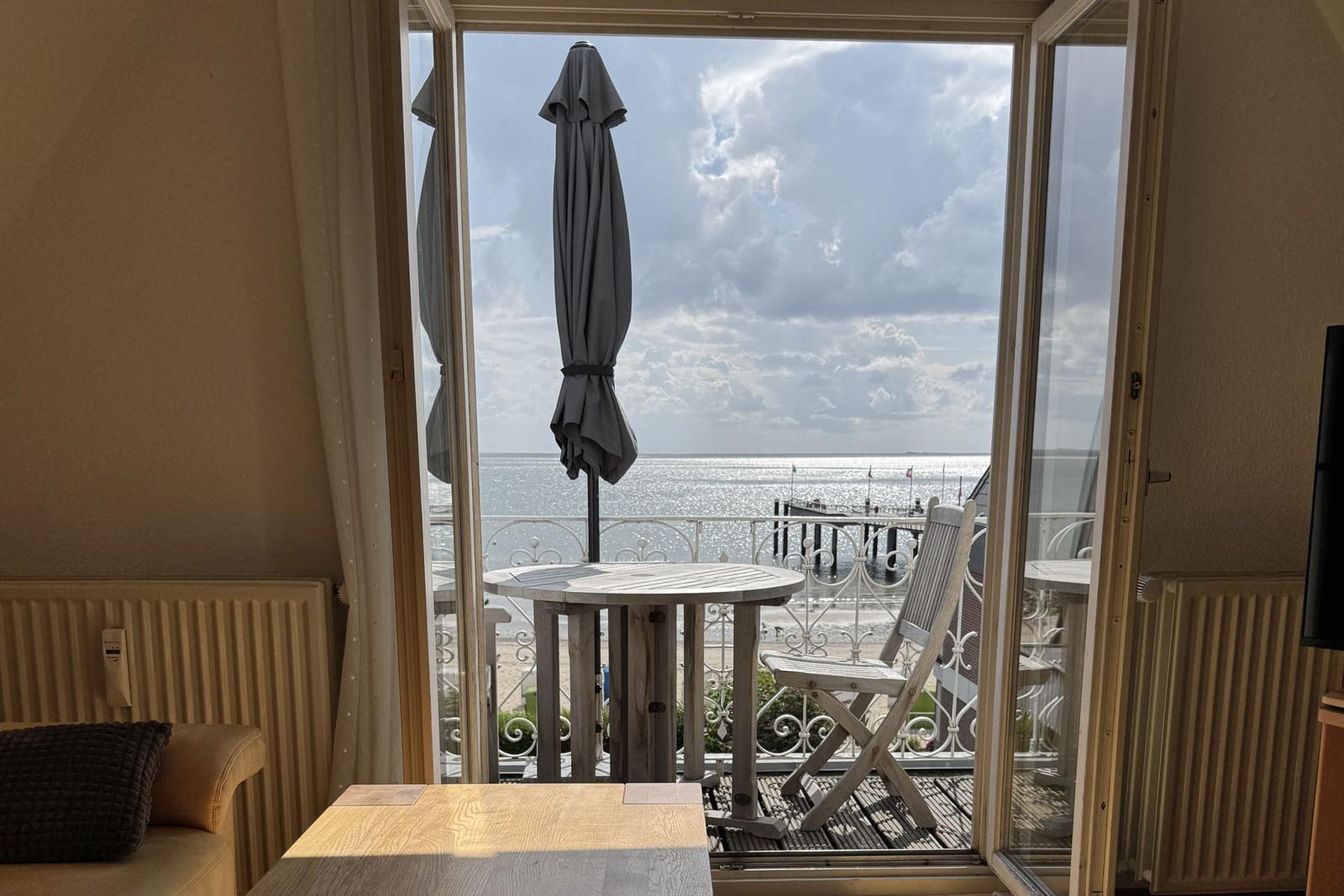 Balkon mit Sonnenschirm