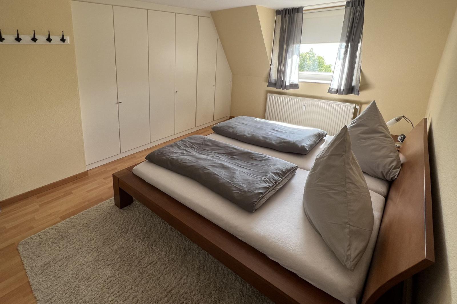 Schlafzimmer 1