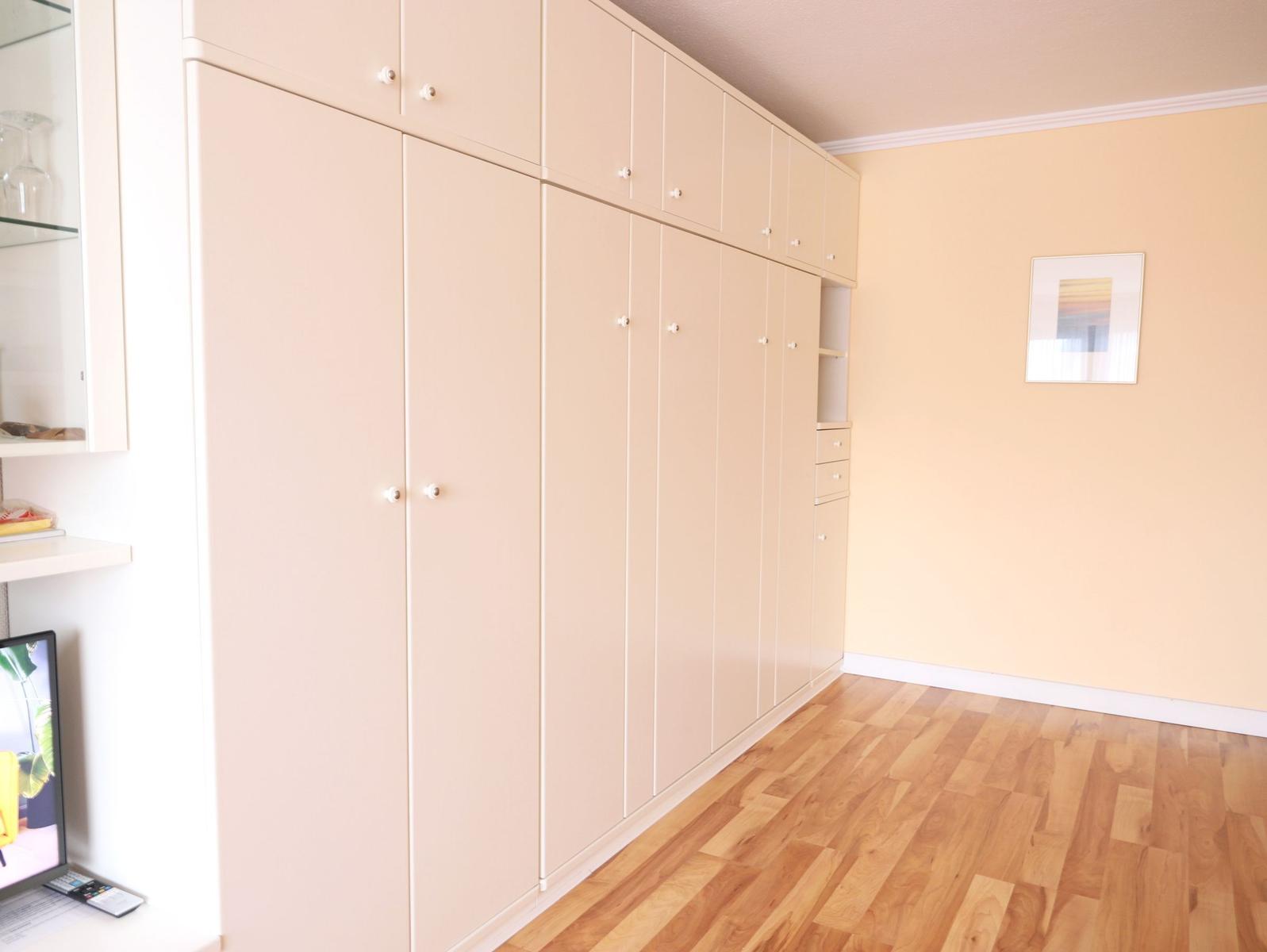 Große Garderobe mit Schrank und Schubladen an der Wand