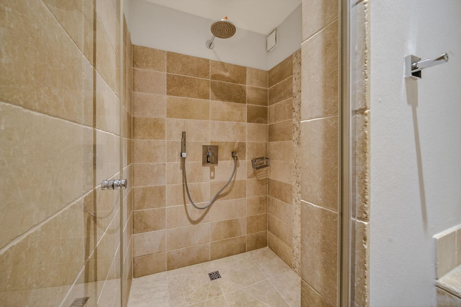 Dusche mit Duschbrause, Handbrause und Bodenablauf
