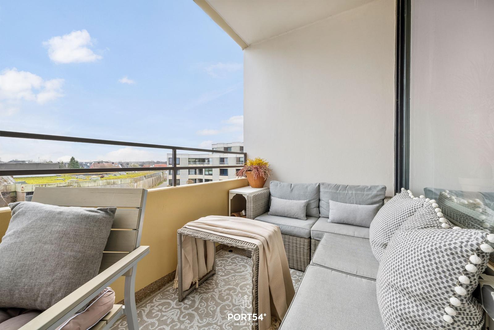 Terrasse mit Sitzgruppe, Tisch und Blick auf die Stadt