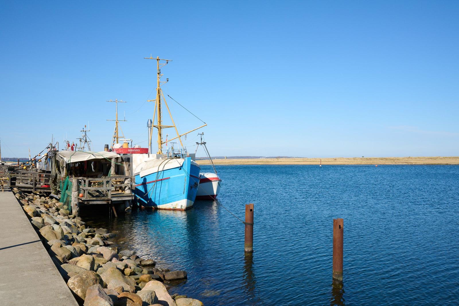 Hafen mit Booten und Steg am Ufer