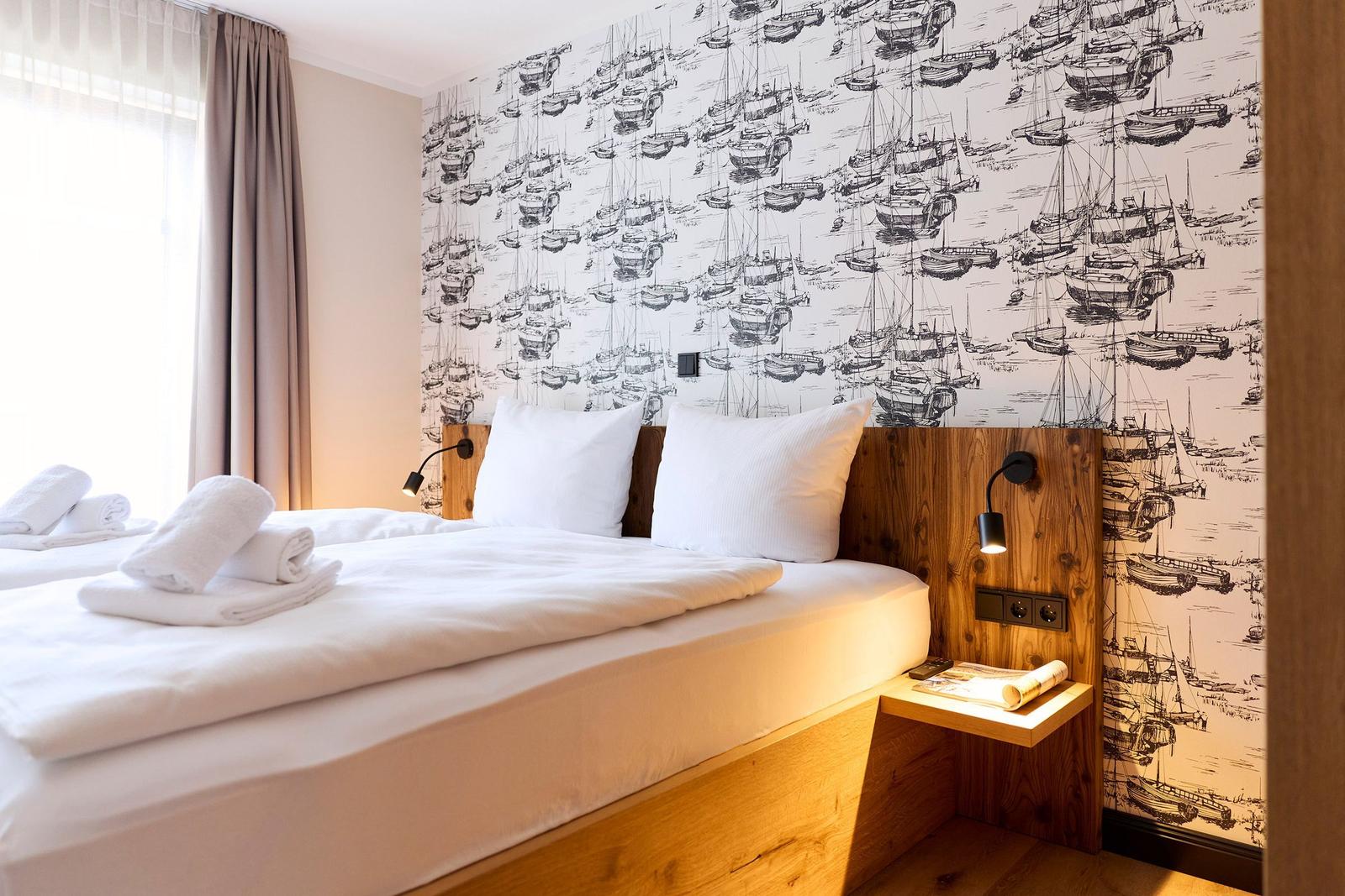 Schlafzimmer mit Bett, Holzkopfteil und Boots壁纸.