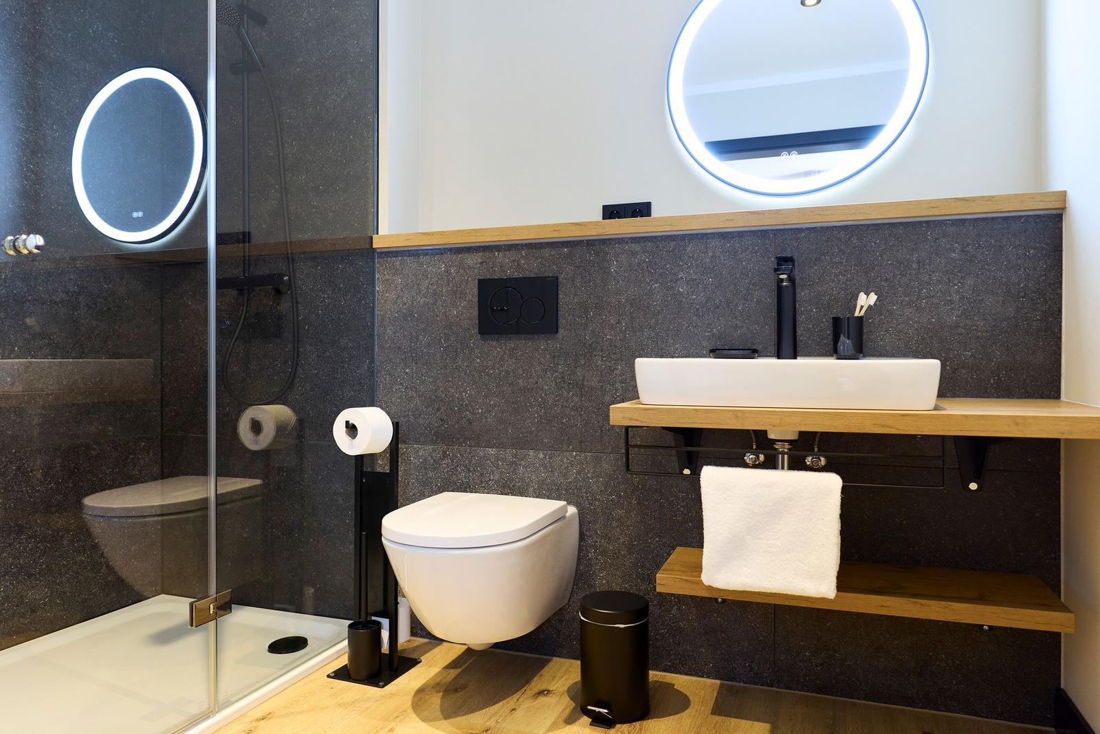 Moderne Badezimmer mit Dusche, Waschbecken und Toilette.