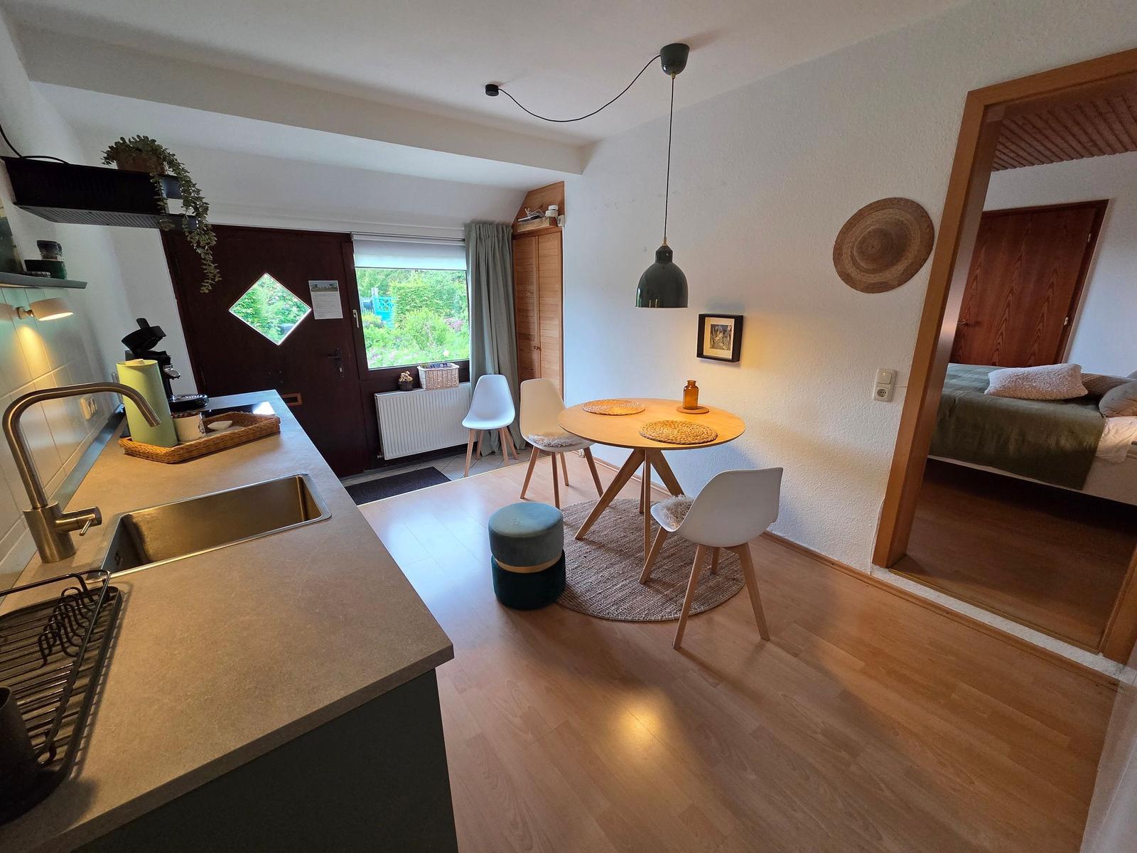 Küche mit Essbereich und Blick in Schlafzimmer
