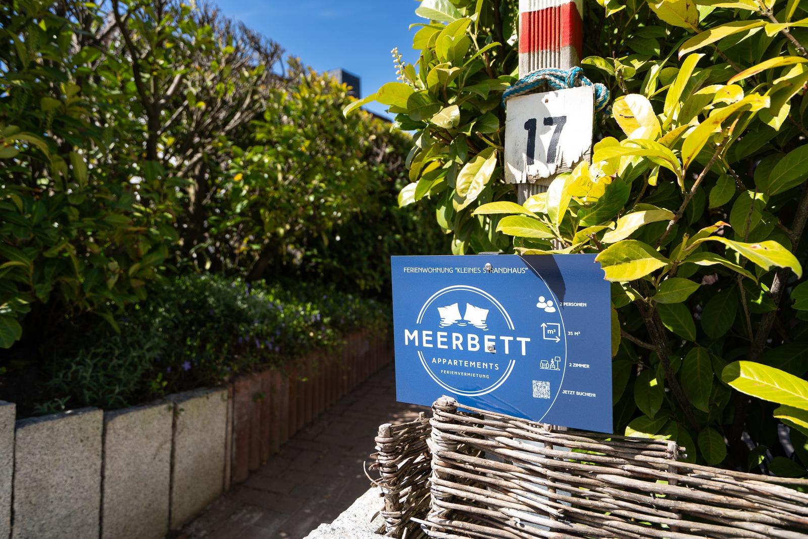 Ferienwohnung Meerbett mit 2 Zimmern und 35 Quadratmetern, Nummer 17, in grüner Umgebung.