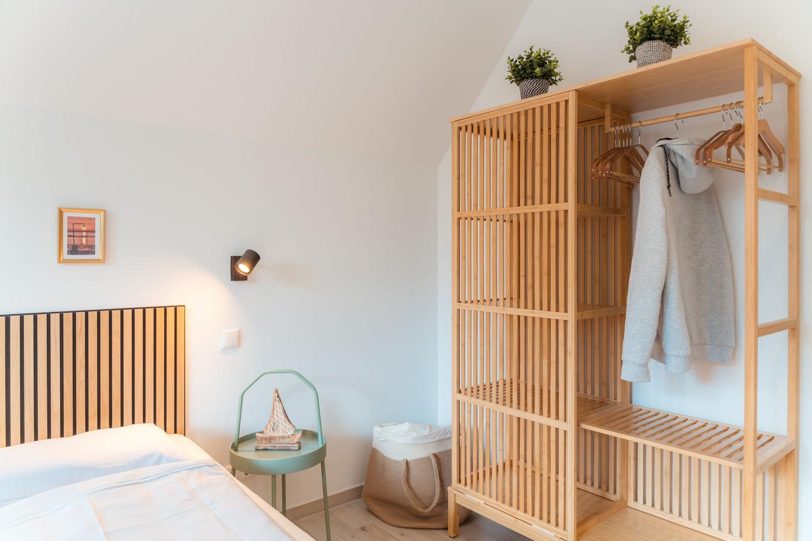 Schlafzimmer mit Bett, Kleiderschrank und Nachttisch