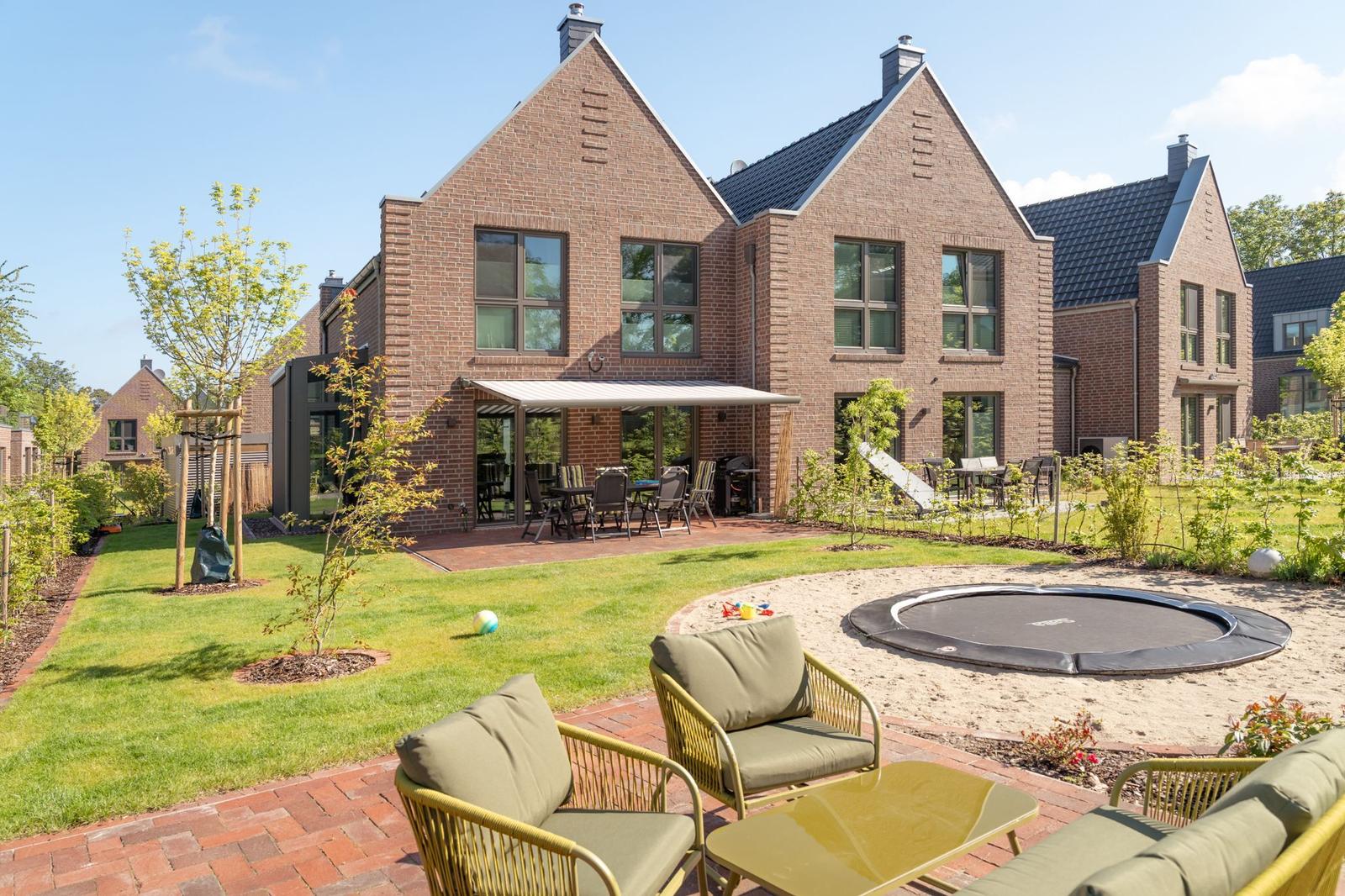 Haus mit Garten, Terrasse und Trampolin. Ruhige Umgebung mit Sitzgelegenheiten.