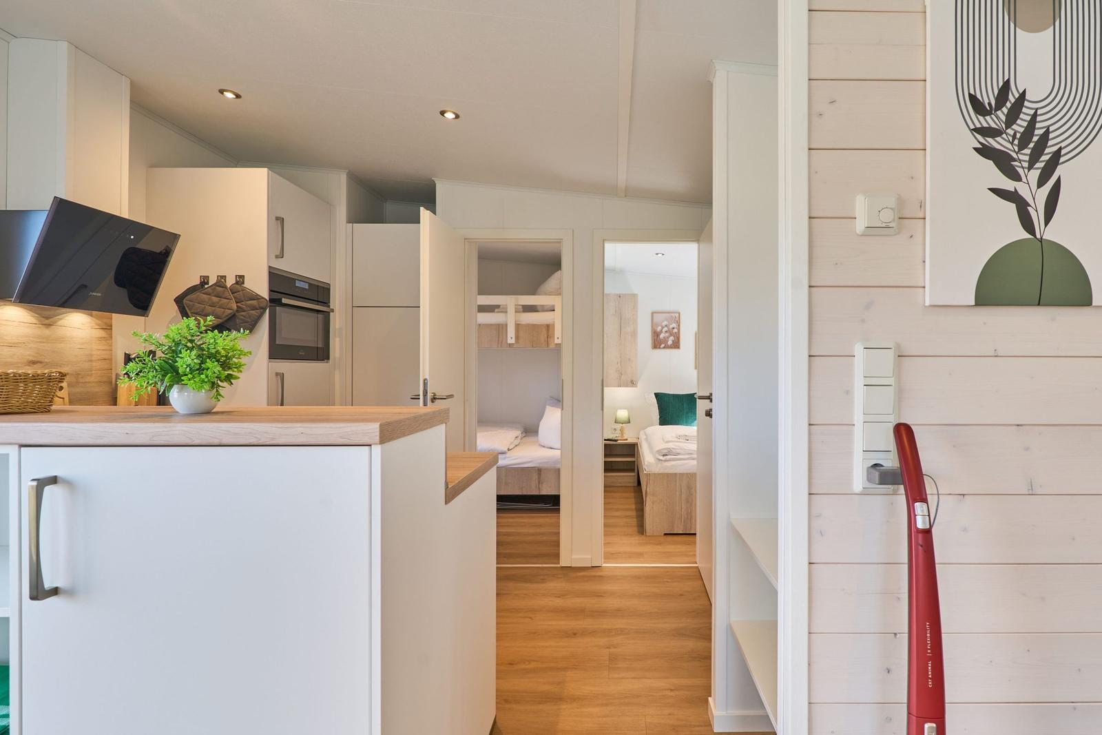Küche mit Arbeitsplatz, Schlafzimmer mit Doppelbett und Schlafcouch