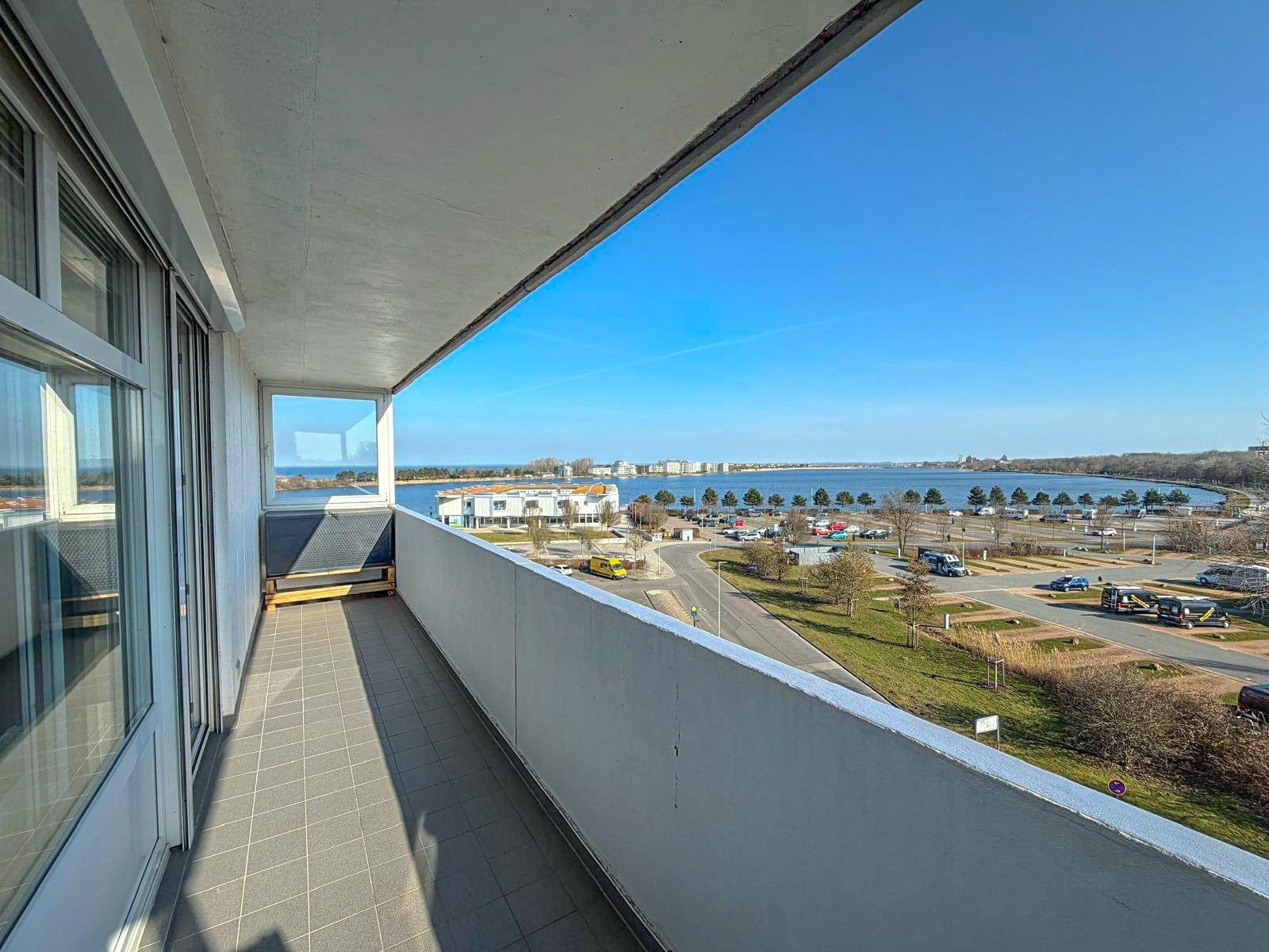 Terrasse mit Blick auf Wasser und Parkplatz