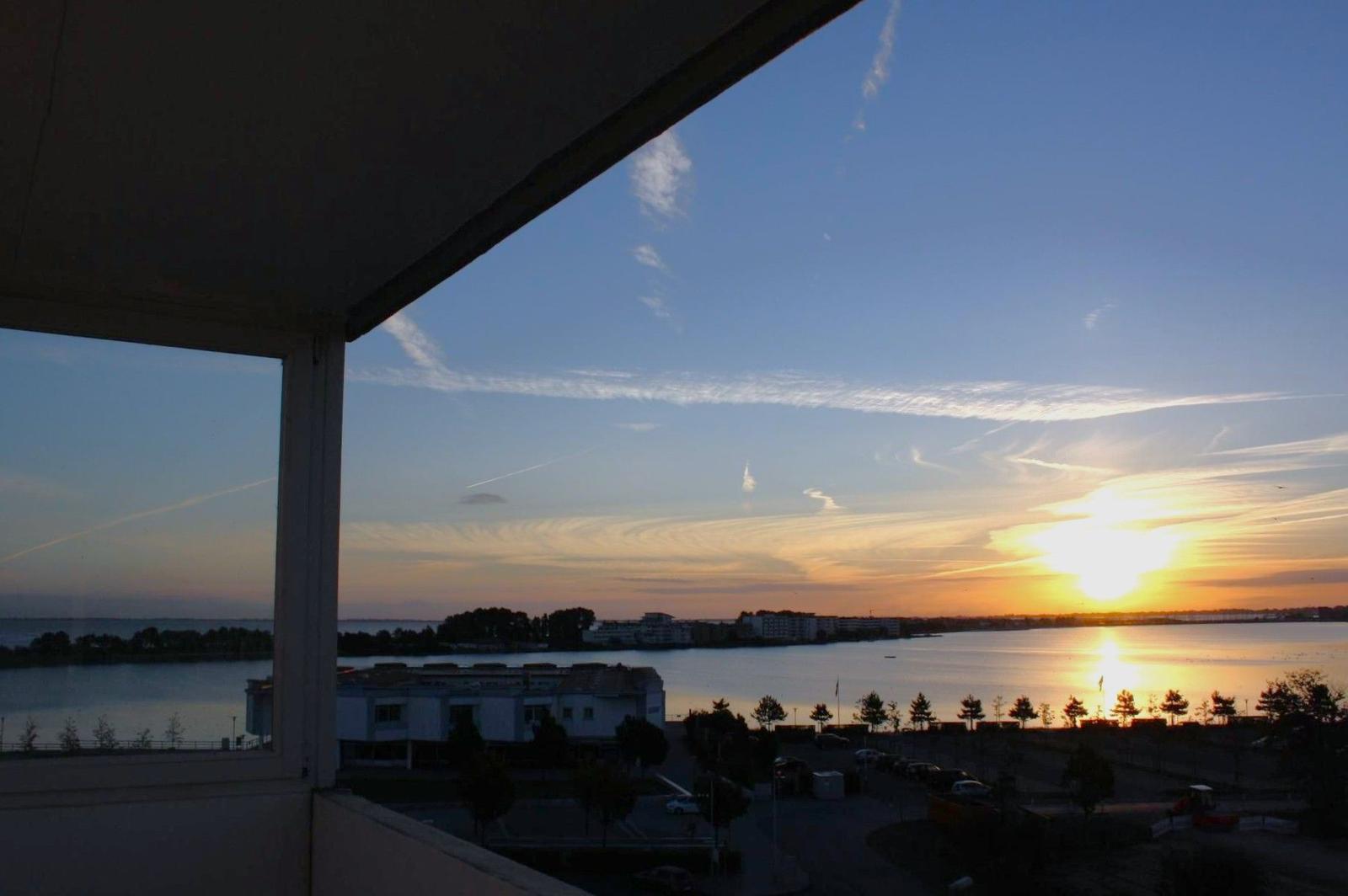 Sonnenuntergang über dem See von der Terrasse aus gesehen