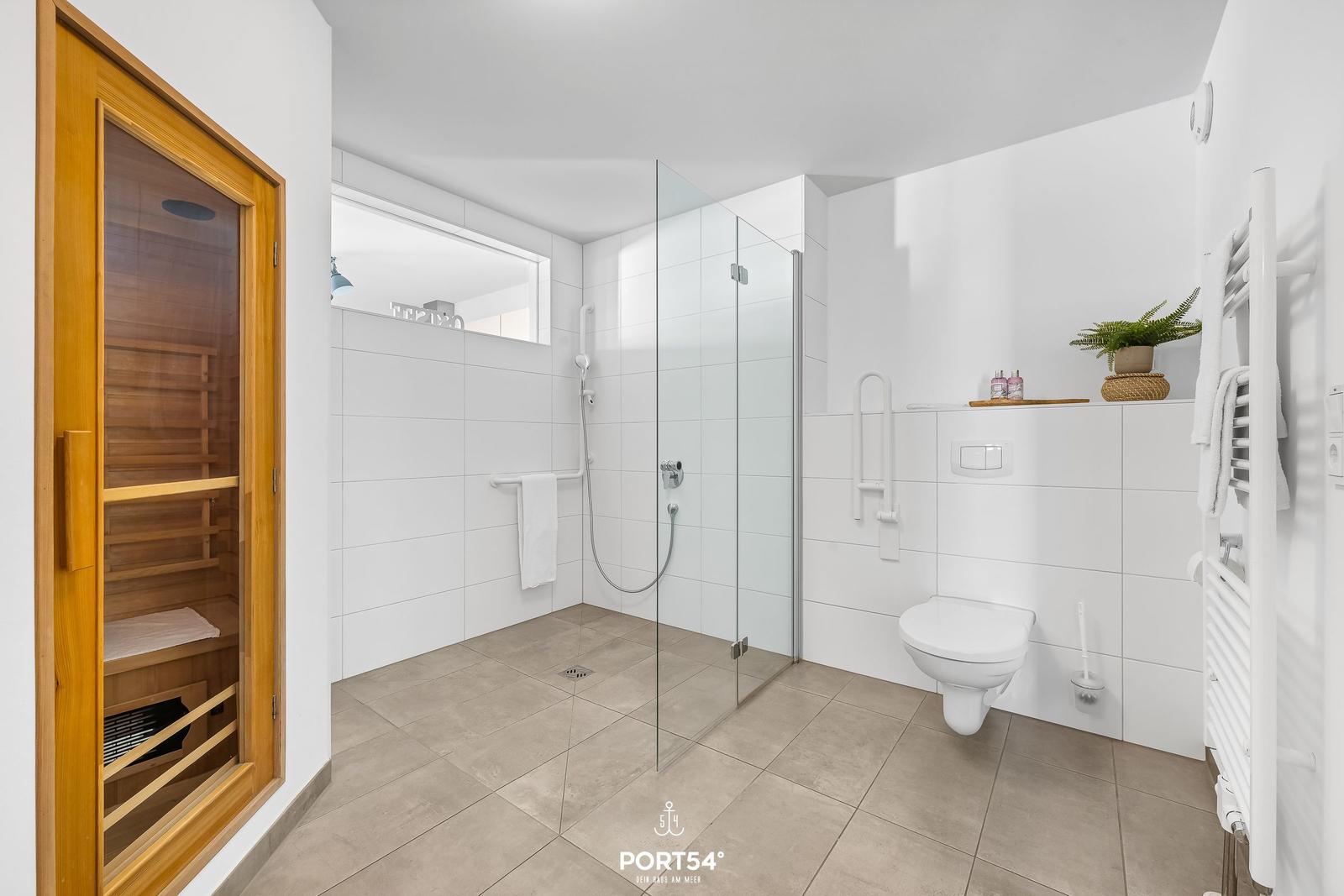 Bad mit Dusche, Toilette und integrierter Sauna