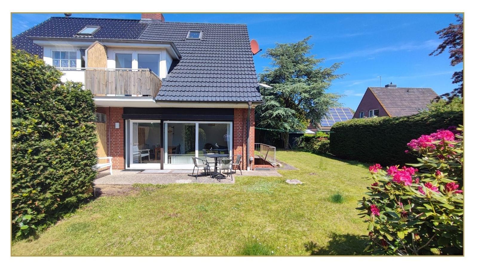 Haus mit Garten, Terrasse und Balkon. Sicht auf Wohnbereich und grüne Umgebung.