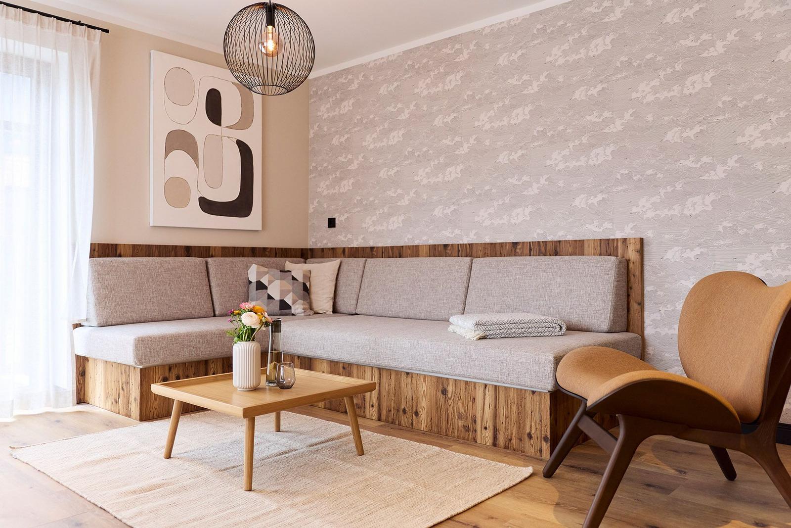 Ein Wohnbereich mit einem Sofa, einem Stuhl und einem Tisch.