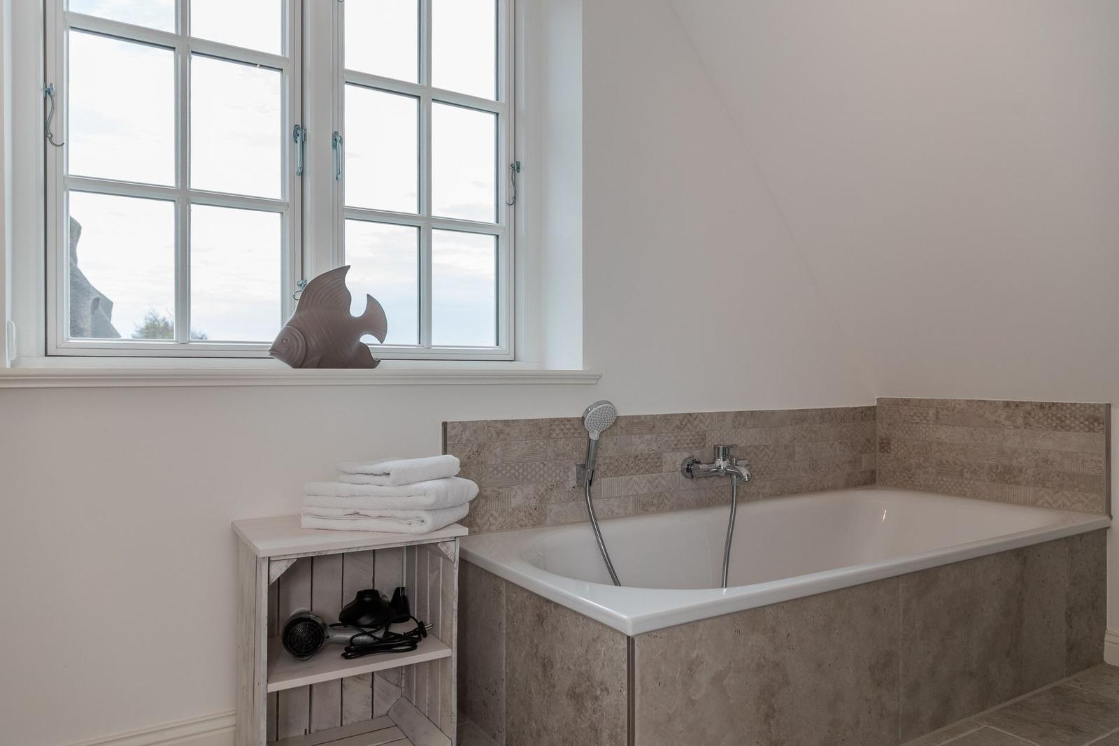 Bad mit Badewanne, Fenster und Handtuchständer