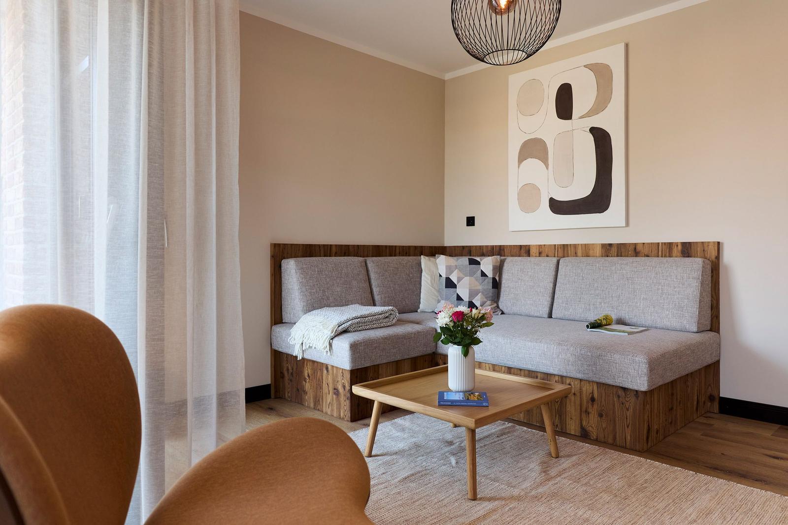 Ein Wohnzimmer mit einem Sofa, einem Tisch und einer Wanddekoration.