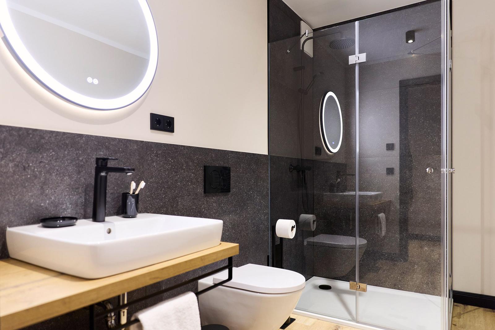 Moderne Badezimmer mit Dusche, Waschbecken und Toilette.