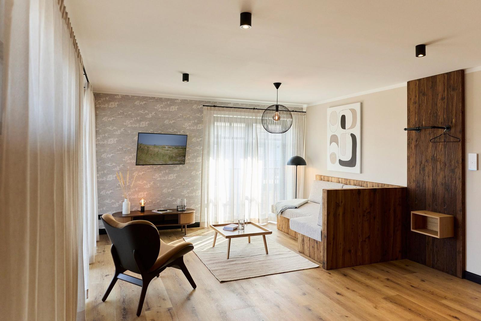 Wohnbereich mit Sofa, TV und Holzboden
