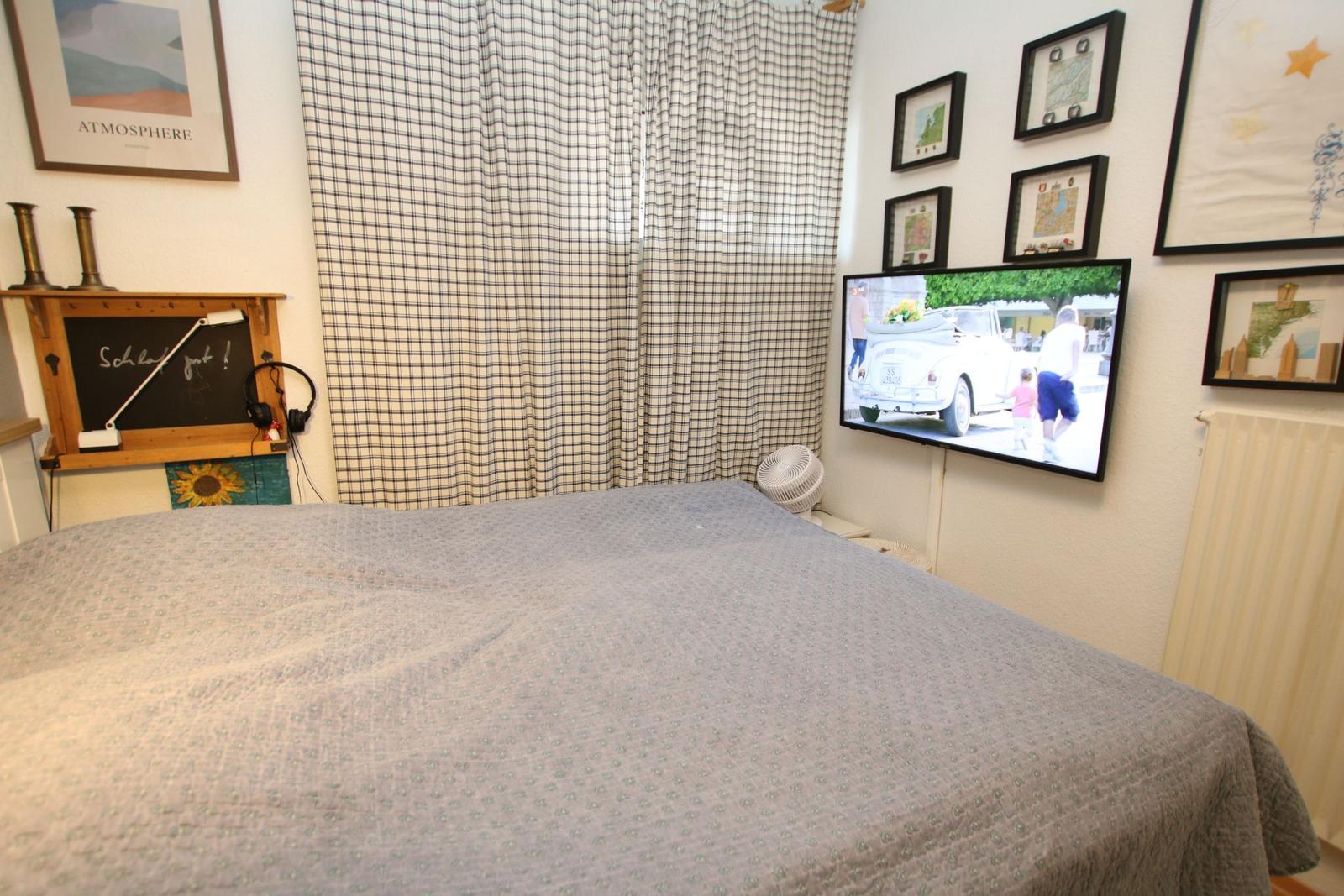 gemütliches Doppelbett mit TV