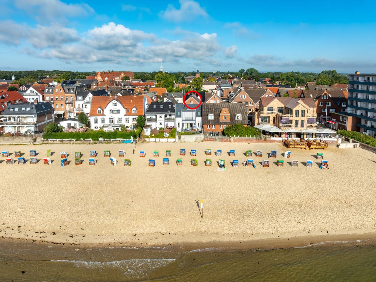 Das Alte Kapitänshaus ist in 2. Reihe zum beliebten Wyker Strand gelegen.