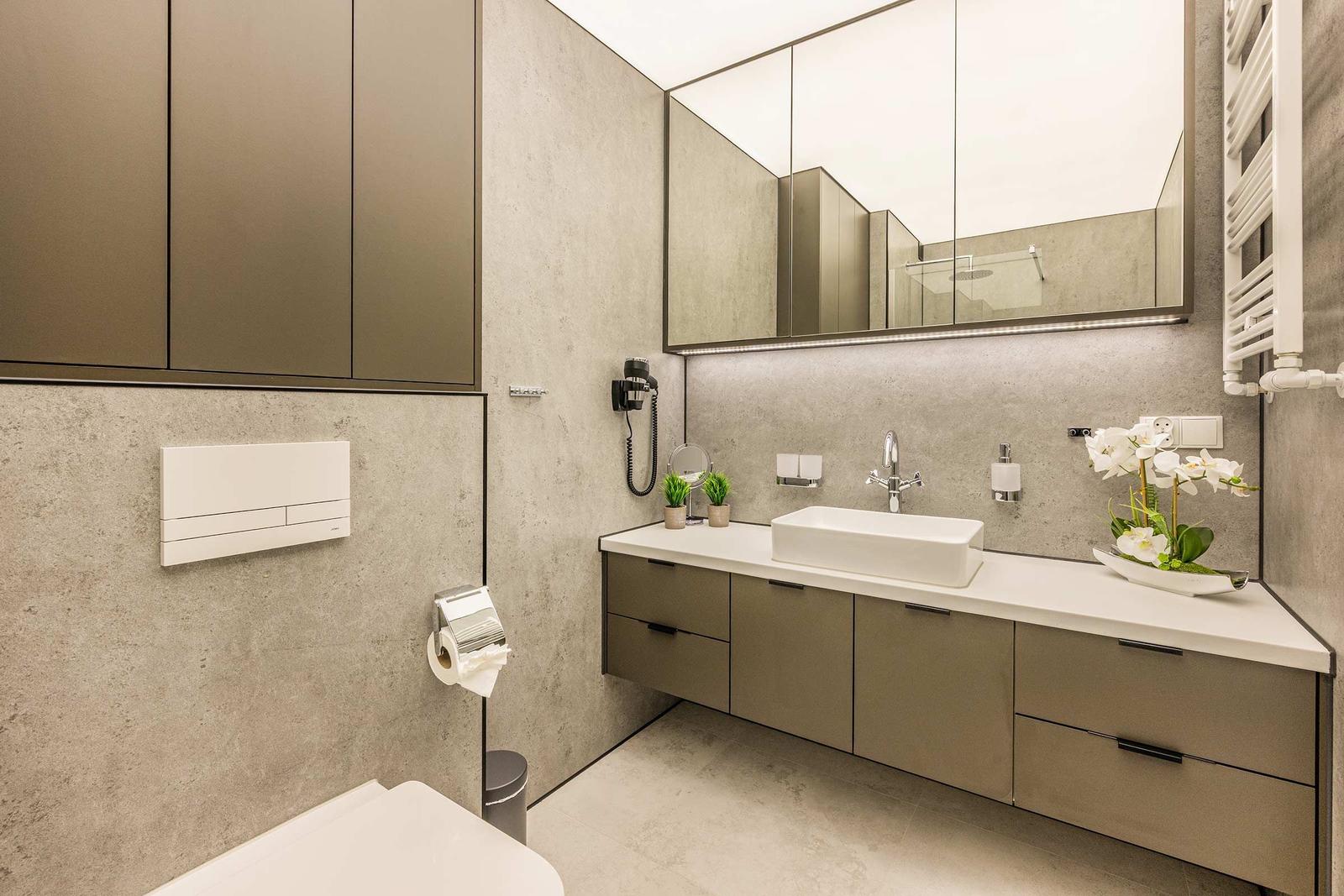 Moderne Badewanne mit Spiegel, Waschbecken und Toilette