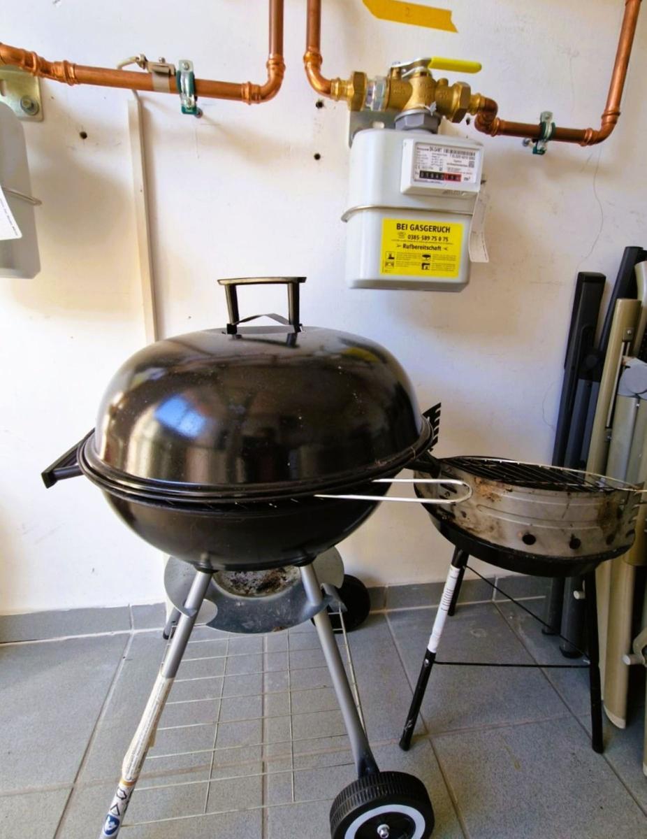 Gasherd und Grill bereit für Outdoor-Kocherei.