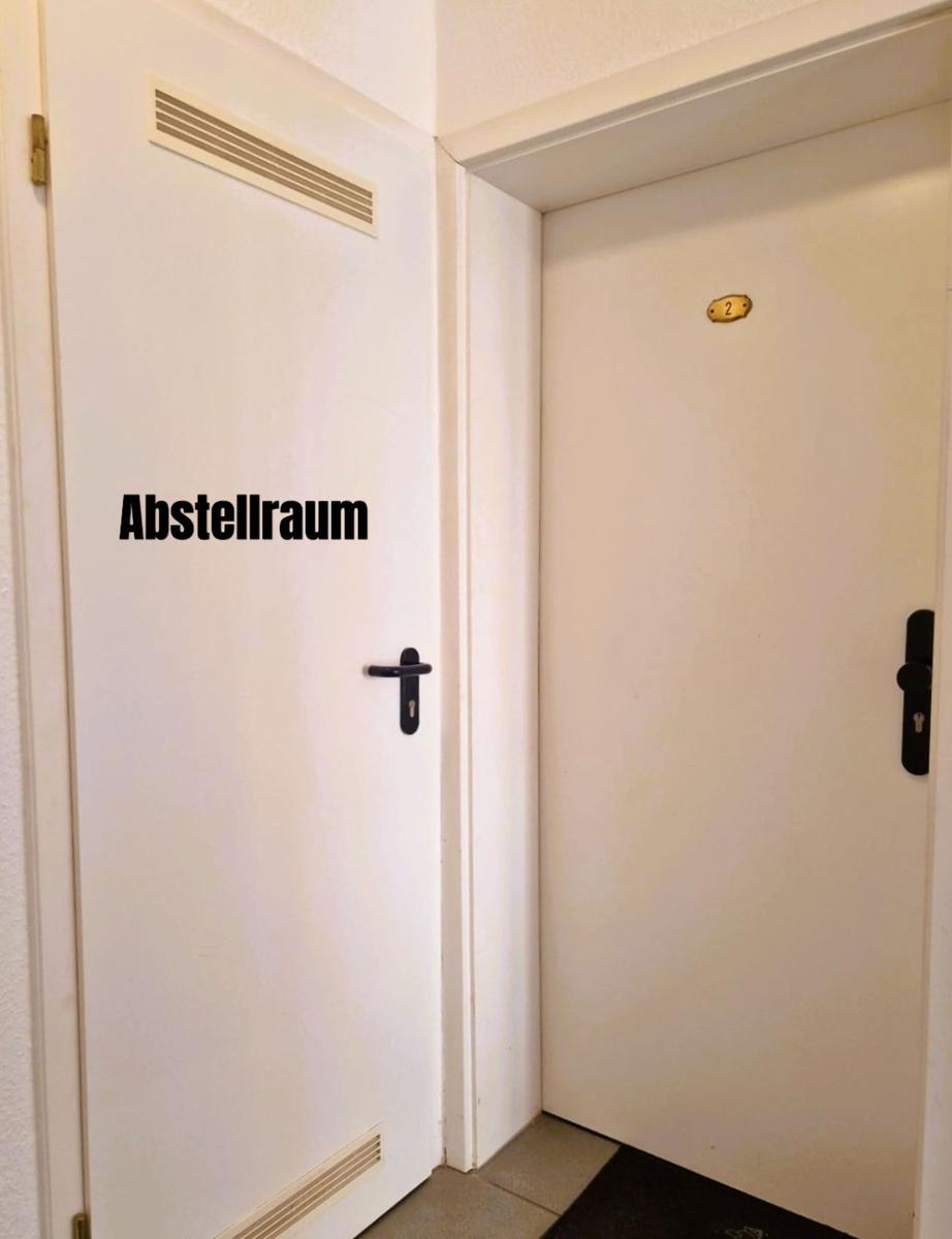 Zwei Türen im Flur, eine mit Aufschrift Abstellraum, die andere mit Zimmernummer 2.