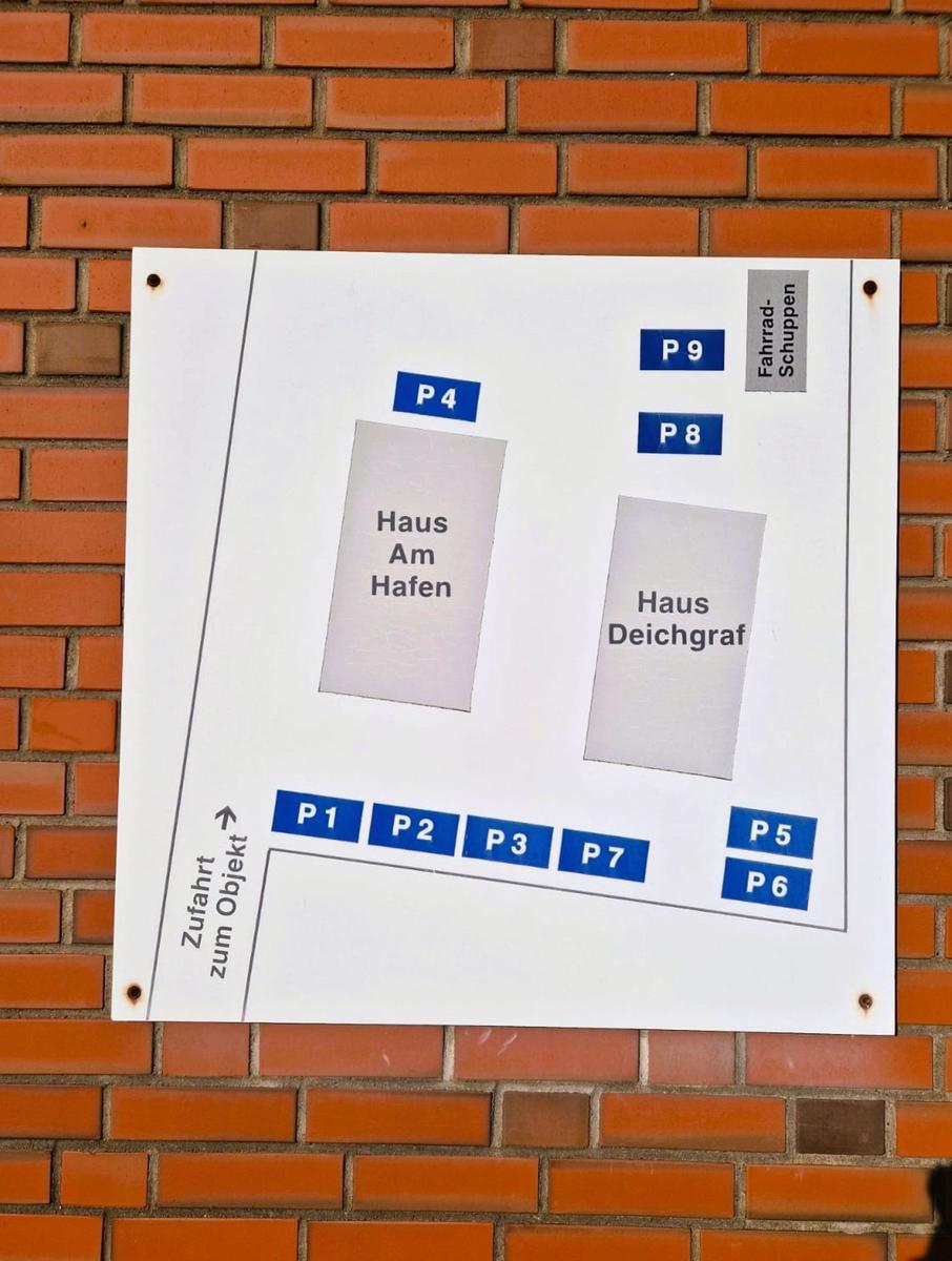 Parkplatzplan mit Haus Am Hafen und Haus Deichgraf sowie Fahrrad-Schuppen