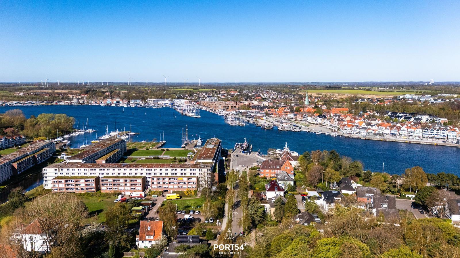 Ausblick auf Hafen mit Booten und Stadtvierteln am Wasser