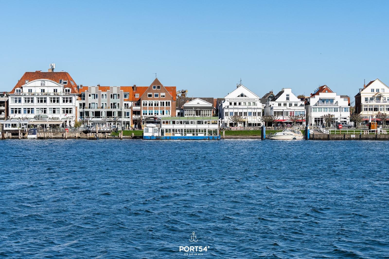 Hafenstadt mit Booten und Gebäuden am Wasser
