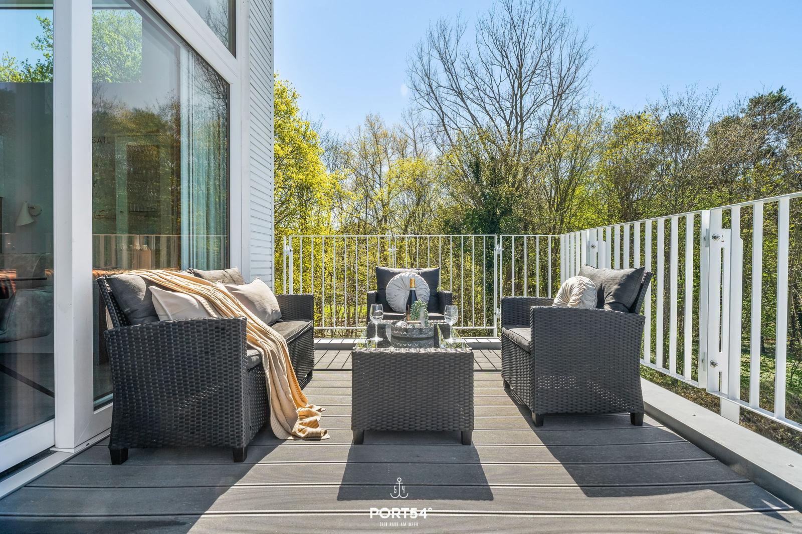Terrasse mit Sitzgruppe und Blick auf Bäume