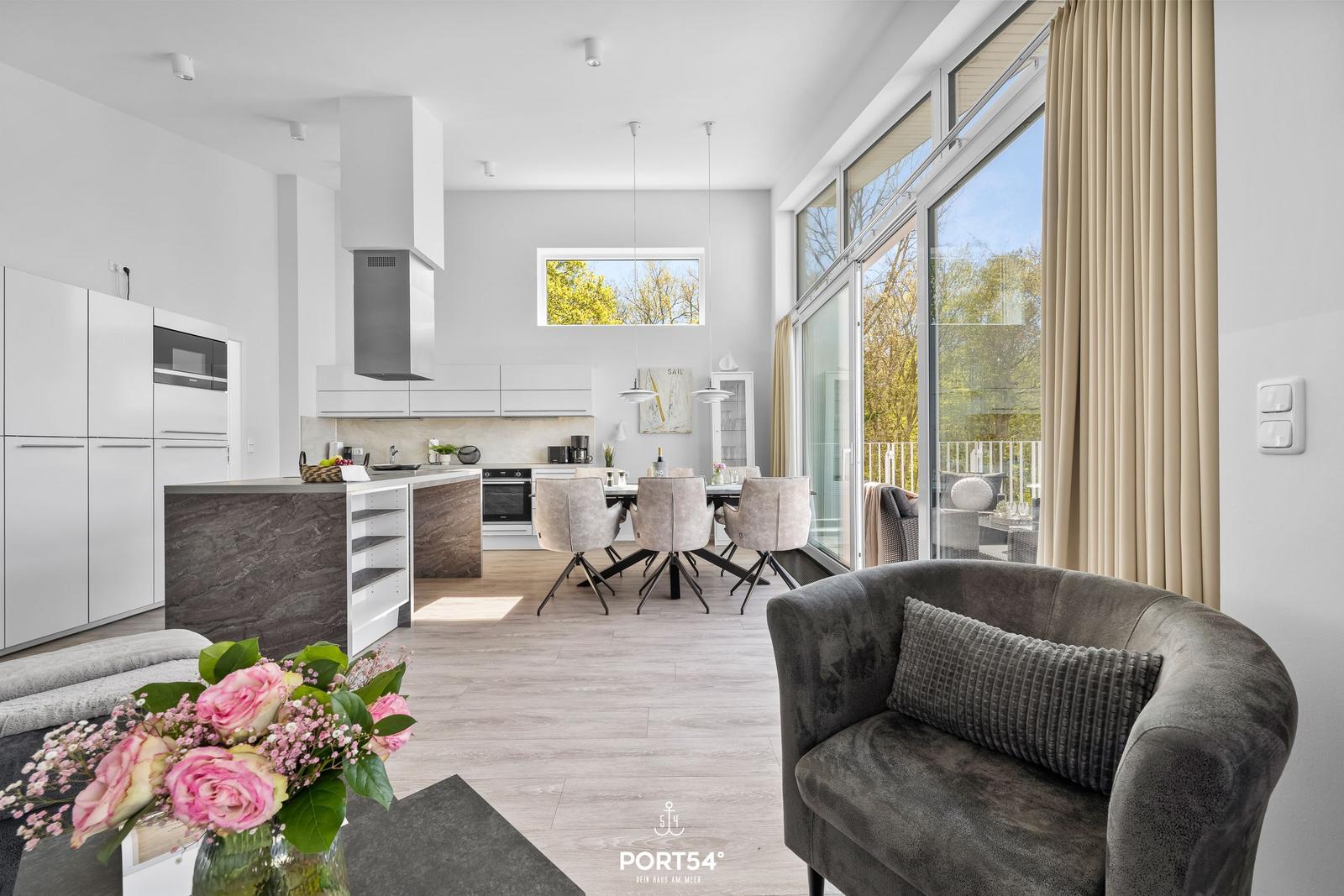 Moderne Küche mit Essbereich und großzügigem Balkonzugang.