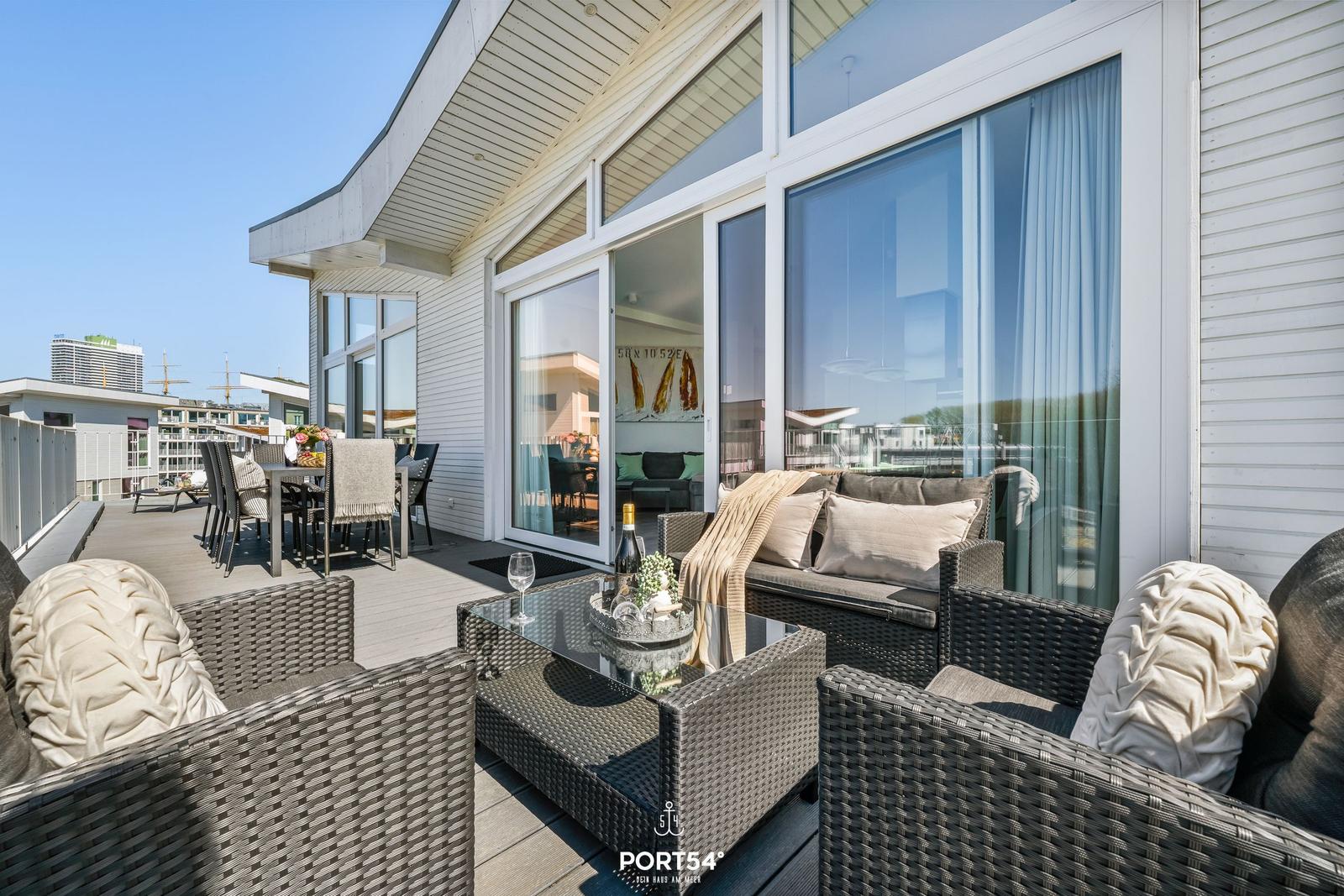 Terrasse mit Sitzgruppe, Tisch und Blick auf die Stadt