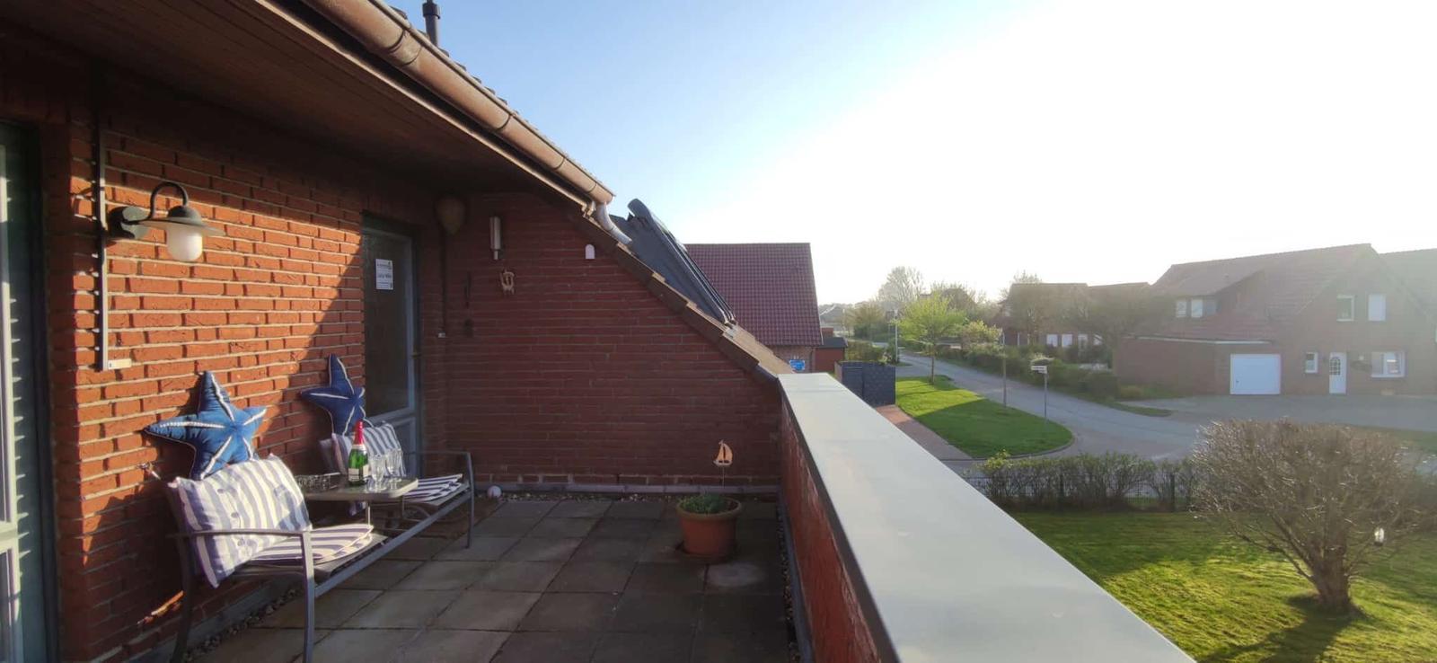 Terrasse mit Sitzgelegenheit und Blick auf Wohngebiet