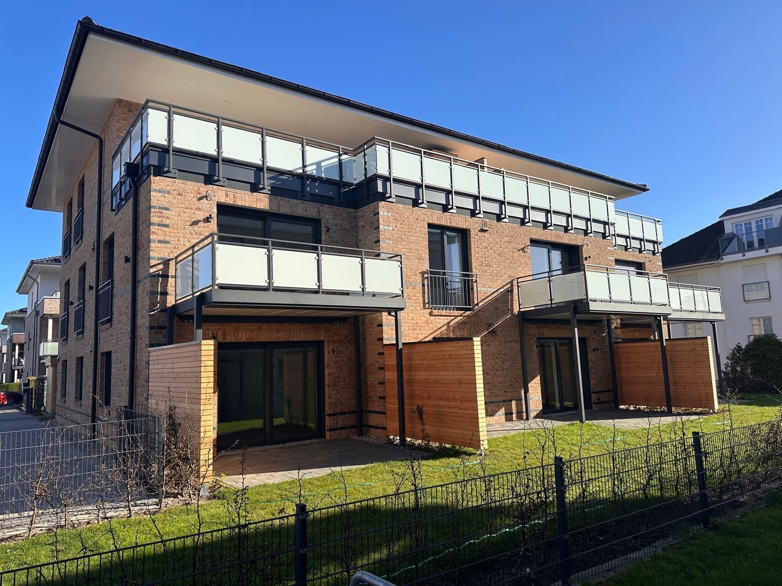 Moderne Villa mit Balkonen und Holzverkleidung im Garten
