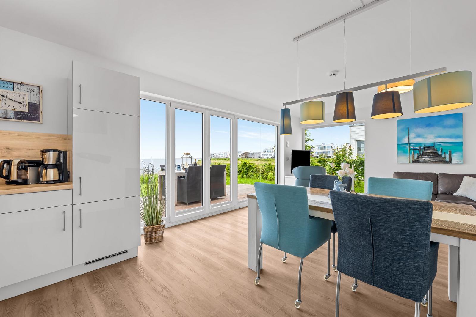 Küche und Essbereich mit Blick auf die Terrasse und den Strand.