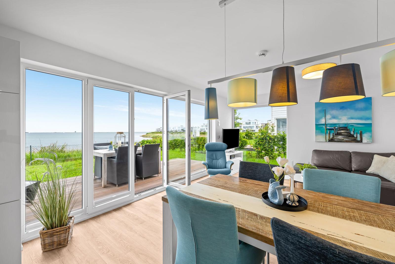 Wohn- und Essbereich mit Blick aufs Meer und Terrasse.