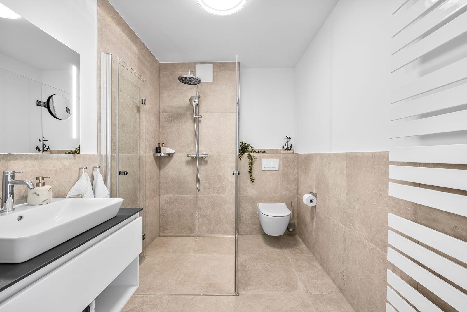 Moderne Badezimmer mit Dusche, Toilette und Waschbecken