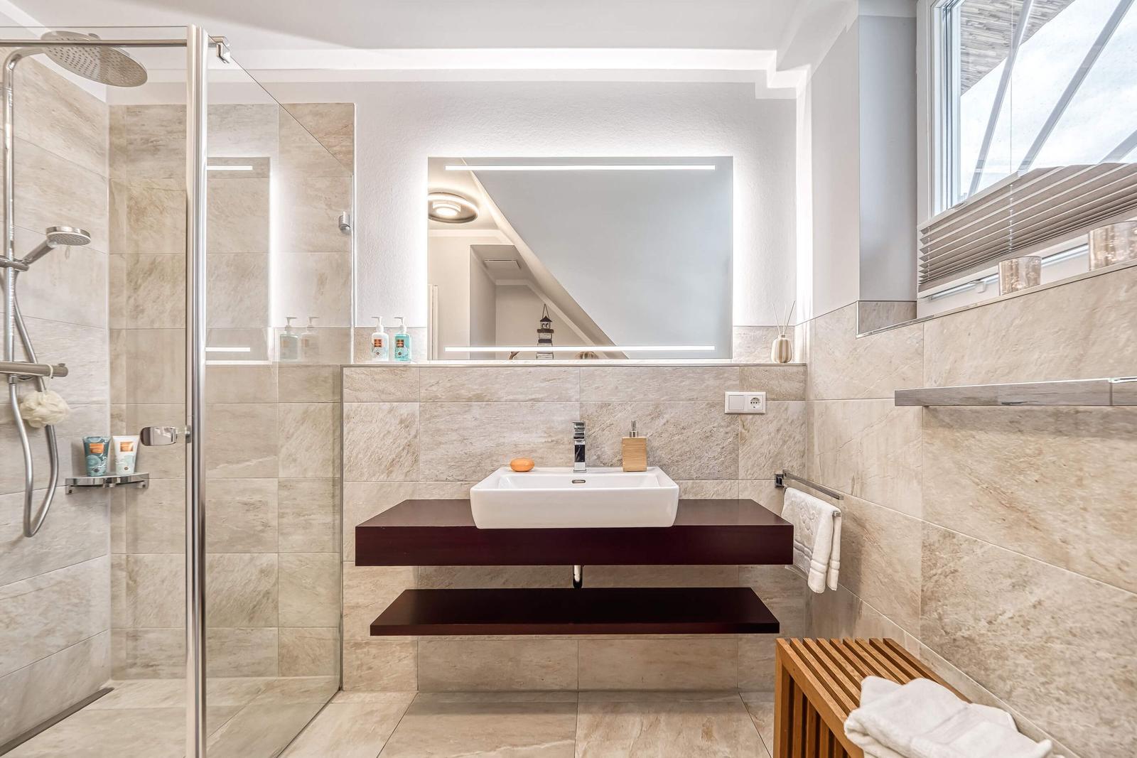 Badezimmer mit ebenerdiger Dusche