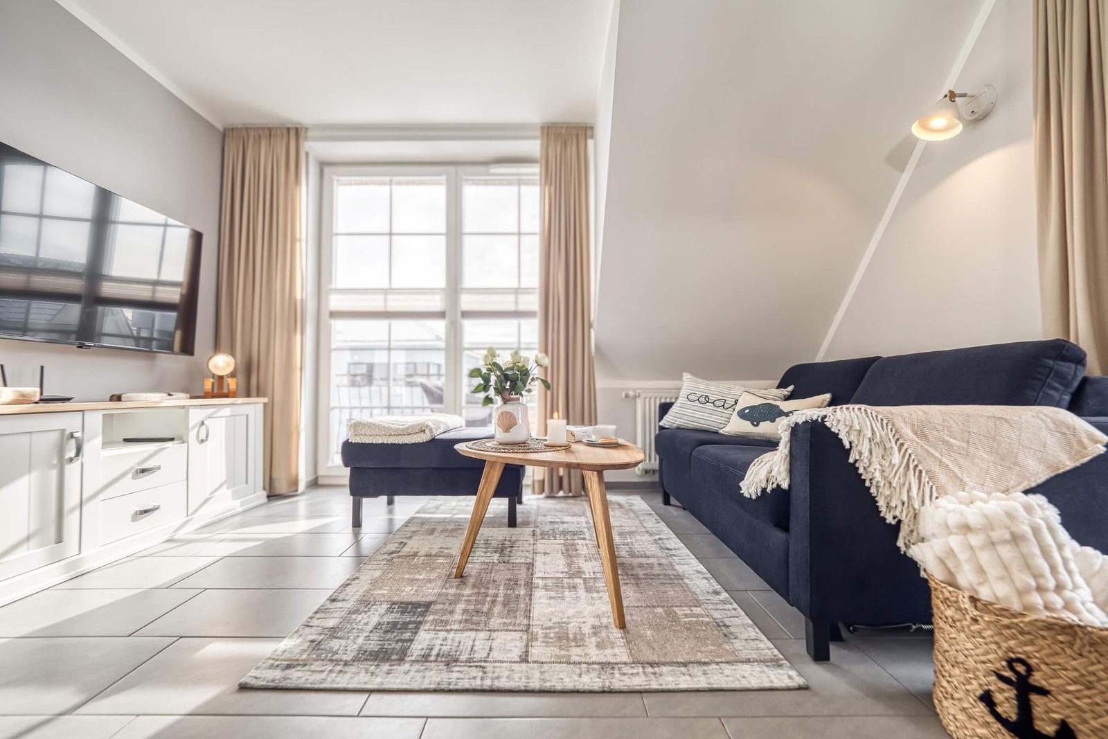 Wohnbereich mit Sofa und TV