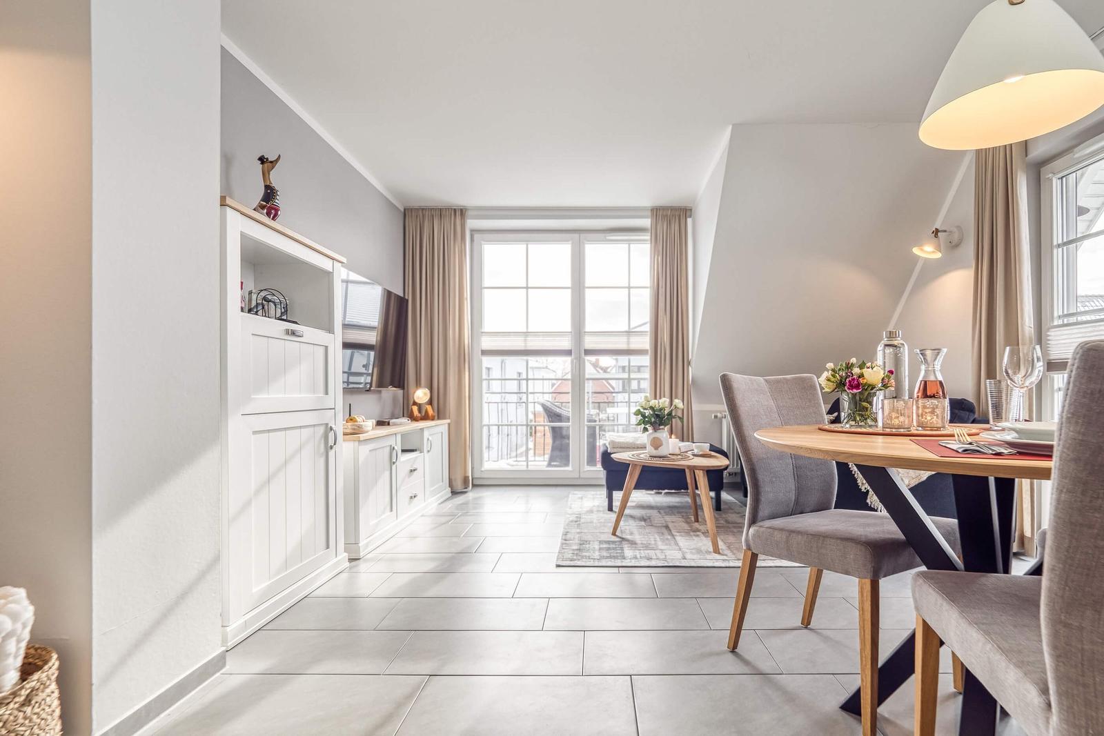 Blick ins Wohnzimmer mit Essbereich