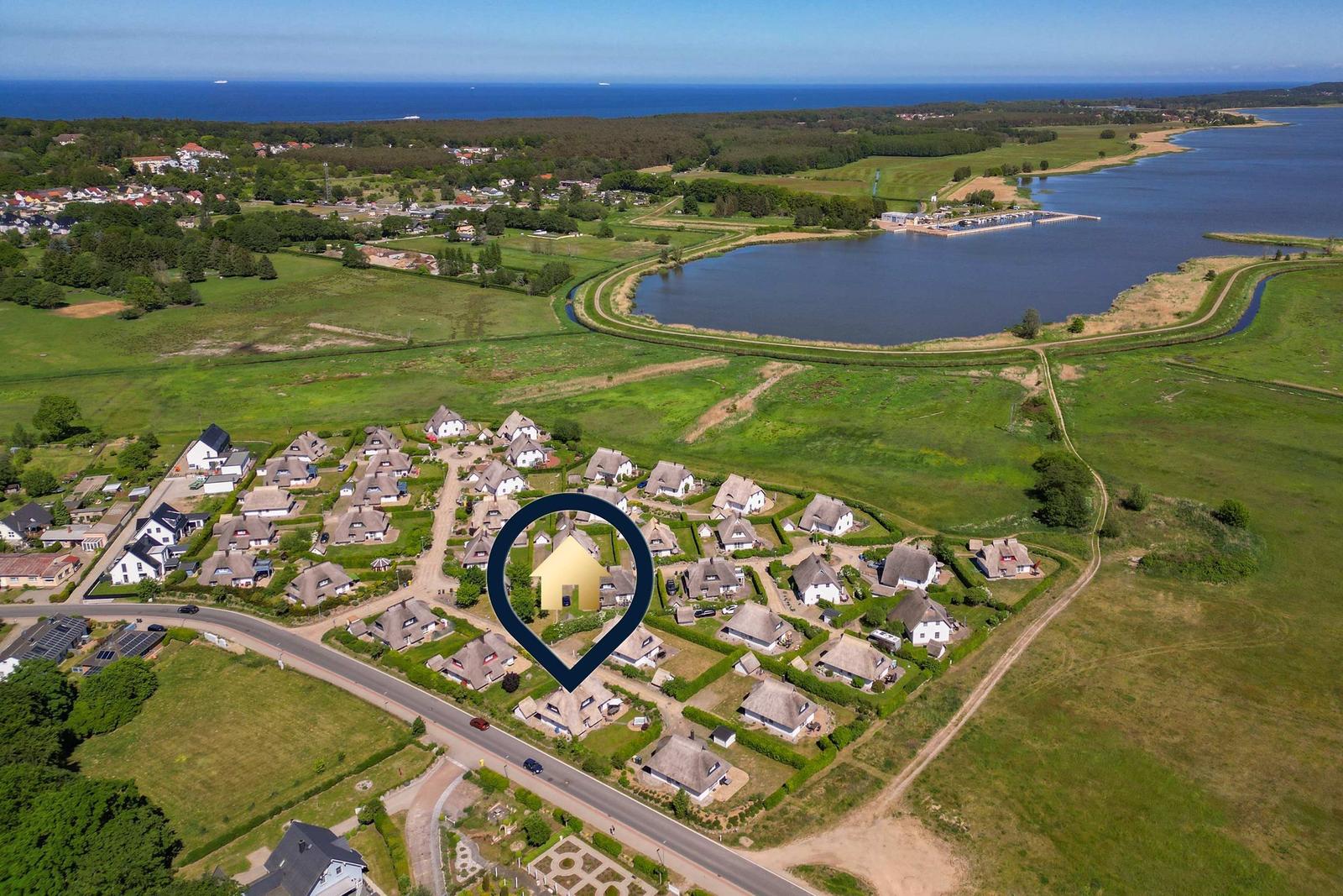 Haus in ruhiger Wohngegend mit Blick auf See und Meer.