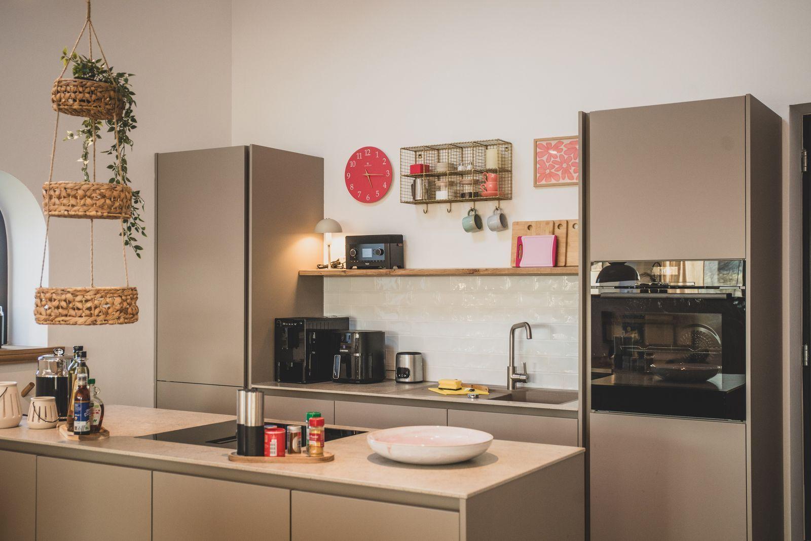 Moderne Küche mit integriertem Kühlschrank und Dunstabzug.